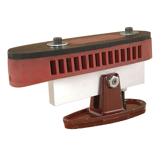 Wheeler Recoil Pad Installation Fixture siirtää tarkasti toe-line kulman ja comb linjan uuteen recoil pad:iin, ja toimii myös vakaana työkaluna hiontaan.