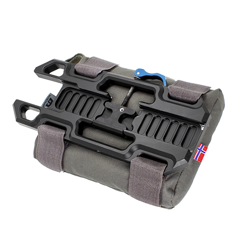 ULFHEDNAR Arca Platform ja Support Pillow mahdollistavat tarkan ampumisen kaikilla pinnoilla. Helppo kiinnitys ja muotoiltava tyyny tarjoavat vakauden.