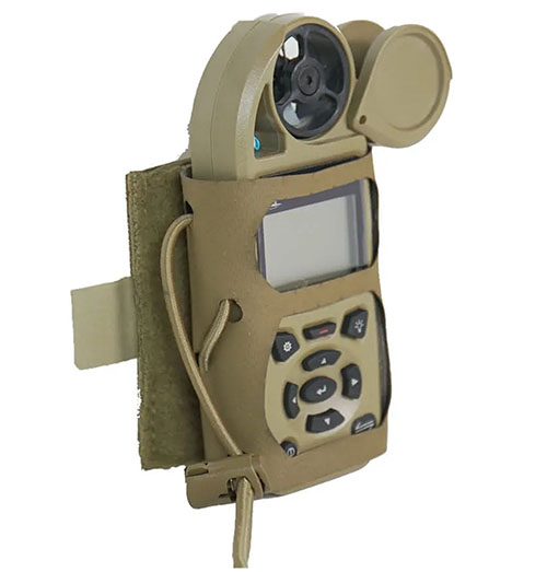 ATI Wind Wrap mahdollistaa Kestrel-säänmittauslaitteen kiinnittämisen kiväärin olkahihnoihin tai jalustaan, pitäen sen aina käden ulottuvilla.