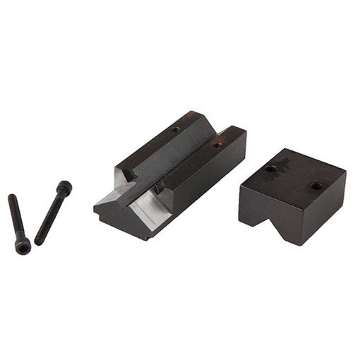 Tarkkuustyöstetty teräksinen V-blokki takaa toistettavat koneistusasennot, nopeuttaa tuotantoa ja estää kalliita virheitä Remington 700:lle.