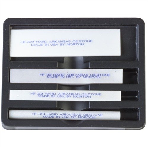 GUNSMITH'S PREMIUM ARKANSAS STONE FILE SET sisältää neljä tärkeintä työkalua tarkkaan ja tehokkaaseen asehuoltoon, valmistettu korkealaatuisesta Ozark Quartzista.