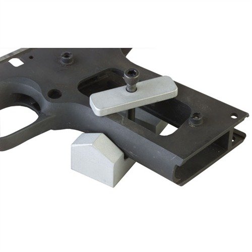 1911 CHECKERING GUIDE auttaa luomaan täydelliset timanttikuvioinnit etupintaan, kiinnittyy tukevasti ja mahdollistaa pitkät, tarkat viillot Checkering Filellä.