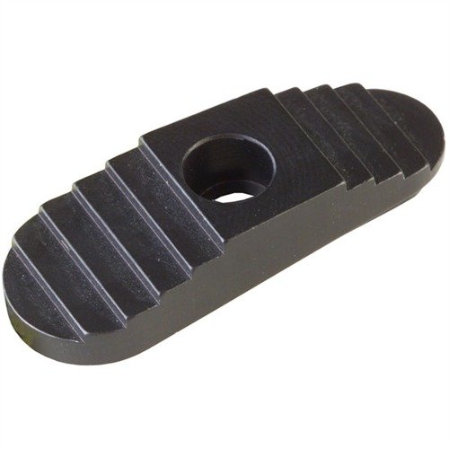 MOSSBERG 500/590 OVERSIZED SAFETY tarjoaa suuremman pinnan turvallisuuden aktivointiin, mikä helpottaa käyttöä ja parantaa hallintaa.