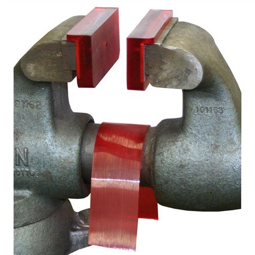 MAGNETIC SOFT JAWS - Pehmeät mutta jäykät polyuretaaniviseet, jotka pitävät aseesi turvallisesti ilman vaurioita. Magneettikiinnitys ja öljynkestävä pinta.