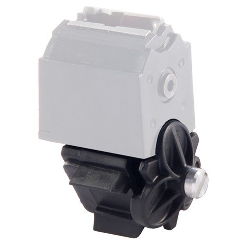 10/22® TRIMAG MAGAZINE COUPLER yhdistää kolme tehdasmagasiinia, mahdollistaen 30 laukauksen nopean latauksen ilman vaivannäköä.