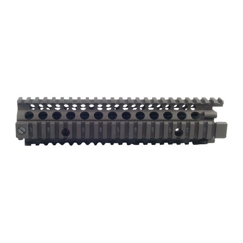 AR-15 RAIL INTERFACE SYSTEM II, MK 18 RIS II on alumiininen monirailihandguard, joka mahdollistaa M203-kiinnityksen ja vapaasti kelluvan piipun.