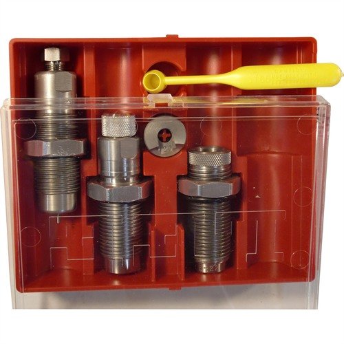 LEE PRECISION PACESETTER 3-DIE SET 222 REMINGTON sisältää Full Length Sizing Die, Bullet Seating Die, Factory Crimp Die ja muita hyödyllisiä tarvikkeita.