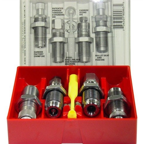 4-die set sisältää Carbide Full Length Sizing Die, Bullet Seating Die, Powder Thru Expanding Die ja Carbide Factory Crimp Die, mikä helpottaa latausprosessia.