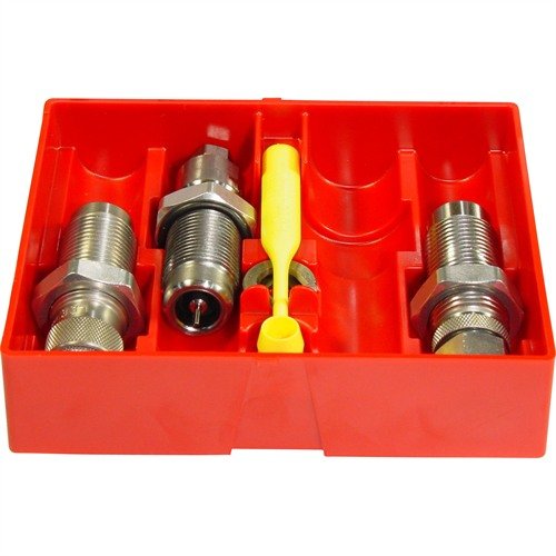 LEE PRECISION PISTOL CARBIDE 3 DIE SET 9MM LUGER sisältää kaikki tarvittavat välineet: Carbide Full Length Sizing Die, Bullet Seating Die ja Powder Thru Expanding Die ilman voitelua.