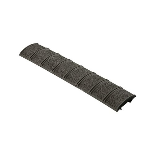 Kestävä polymerikansi suojaa Picatinny-rautoja vahingoilta, parantaa otetta ja mahdollistaa lisävarusteiden joustavan uudelleenjärjestelyn.