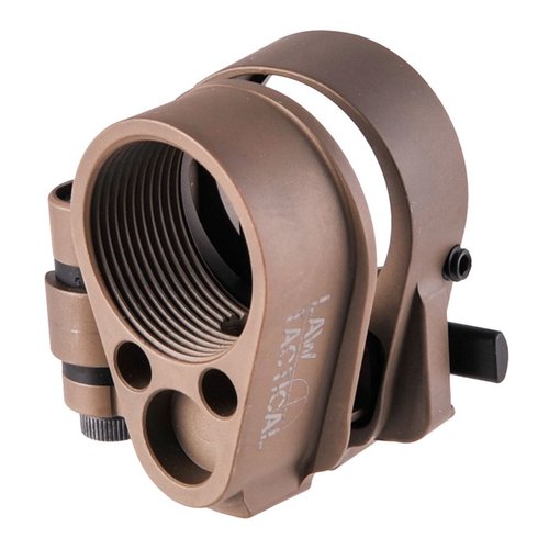 Law Tacticalin teräksinen adapteri mahdollistaa taittuvan perän asentamisen AR-15:een, mikä tekee aseesta kompaktin ja helpon kuljettaa.