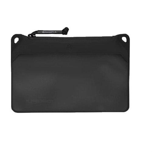 Magpul DAKA Medium Window Pouch on kestävä, vedenkestävä ja liukumatonta polymerikangasta, jossa on läpinäkyvä ikkuna ja YKK AquaGuard® vetoketju.