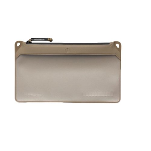 Magpul DAKA Pouch tarjoaa organisaatiota haastavissa olosuhteissa, kestävä rakenne, YKK AquaGuard® vetoketju ja läpinäkyvä ikkuna helpottavat käyttöä.