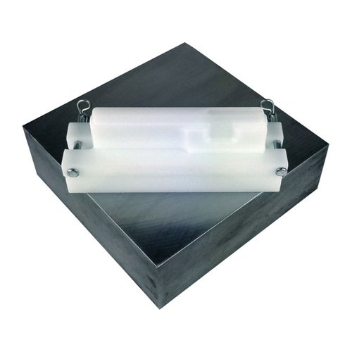 Obsidian Armsin AR-15 upper receiver vise block on valmistettu HDPE:stä, se pitää yläosan tukevasti paikoillaan ilman vaurioita ja sisältää lukituspultit.