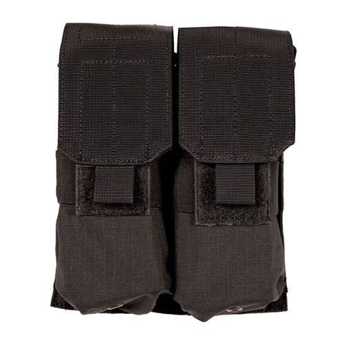 Blackhawk Strike AR-15 4-Mag Pouch pitää neljä 30-laukausta sisältävää USGI-kokoista patruunaa turvallisesti ja helposti saatavilla, suojaten niitä roskilta.