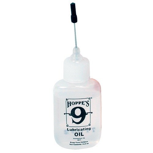 Hoppe's Lubricating Oil 14.9 ml tarjoaa erinomaisen voitelun ja suojaa aseita kulumiselta, varmistaen luotettavan toiminnan ja pitkän käyttöiän.
