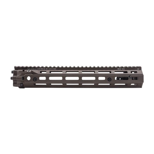 Daniel Defense RIS III RAIL 12.5" FDE tarjoaa kevyen, kestävästä alumiinista valmistetun rakenteen, M-LOK kiinnityskohtia ja tarkkuutta parantavan vapaasti kelluvan piipun.