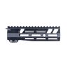 SHARPS BROS AR-15 7" Full Top Rail MLOK Handguard on anodisoitu musta 6061-T6-alumiinista, sisältää anti-rotation-tapit ja MLOK-aukot seitsemällä sivulla.