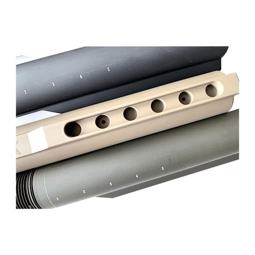 REF (Receiver Extension) on 6-asentoinen AR15/M4 standardi, jossa on lisäviemärit, laserkaiverretut merkinnät ja Cerakote-pinta. Valmistettu Yhdysvalloissa.