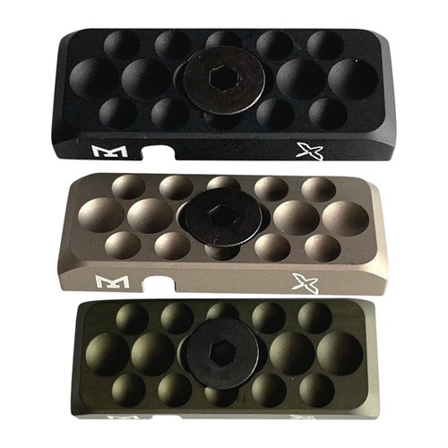 M-LOK Cable Management Panel suojaa ja ohjaa kaapeleita turvallisesti, mahdollistaen suoran tai kulman reitin, valmistettu kestävästä 6061 alumiinista.