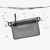 DAKA Waterproof Window Pouch on 100% vedenpitävä, YKK-vetoketjulla, kestävä rakenne, läpinäkyvä ikkuna ja suuret karabiini kiinnityspisteet arvokkaiden suojaamiseen.
