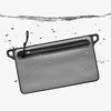 DAKA Waterproof Window Pouch on 100 % vedenpitävä, YKK® vetoketju, läpinäkyvä ikkuna sisällön tunnistukseen ja suuret karabiini kiinnityspisteet.