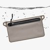 DAKA Waterproof Window Pouch tarjoaa 100 % vedenpitävän suojan, kestävät YKK-vetoketjut ja läpinäkyvän ikkunapaneelin sisällön tunnistamista varten.