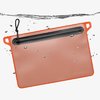 DAKA Waterproof Window Pouch on 100% vedenpitävä, YKK-vetoketju, kestävä rakenne ja läpinäkyvä ikkuna helpottavat sisällön tunnistamista. Täydellinen suoja arvotavaroille!