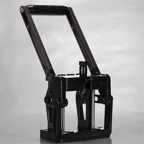 NEXUS PRESS tarjoaa tarkkuutta ja johdonmukaisuutta patruunoiden lataamiseen, innovatiivinen kelluva shell holder ja kaksinkertainen cam over -järjestelmä takaavat erinomaisen suorituskyvyn.