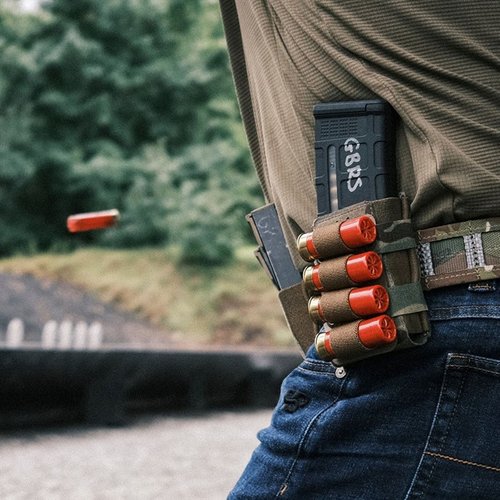 GBRS Group Shotgun Shell Sleeve on kevyt ja kestävä pidike, joka tarjoaa turvallisen ja kätevän tavan varastoida ja käyttää haulikon patruunoita.
