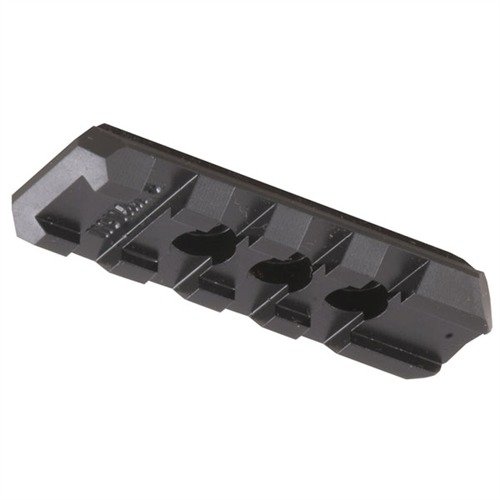 Alhaalla sijaitseva, matala profiilinen 1911 TACTICAL LIGHT RAIL tarjoaa tukevan kiinnityksen taktisiin valaisimiin ja laserosoittimiin, mahdollistaen tarkan tähtäyksen.