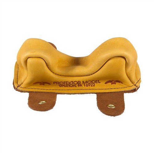 Kauniit, käsintehdyt nahkalaukut, jotka mahdollistavat kiväärin liukumisen vapaasti takaisinlaukauksessa; leveät korvat varmistavat vakauden ja mukautuvat varminttiaseille.