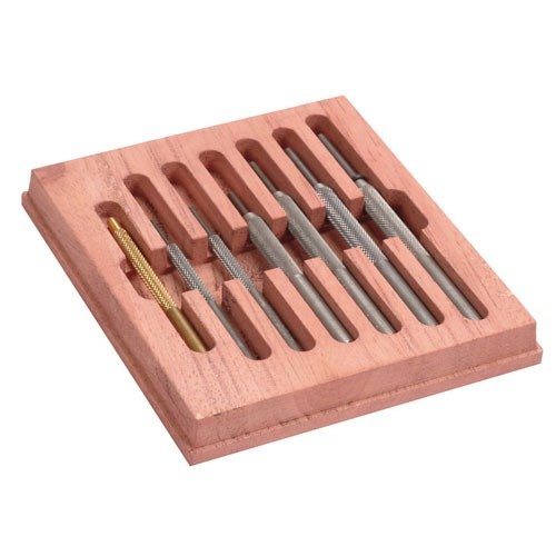 LYMAN GUNSMITH PUNCH SET sisältää laadukkaita teräspunttia, joissa on kovetettu kärki ja uurrettu kahva. Setti sisältää useita kokoja ja säilytysalustan.