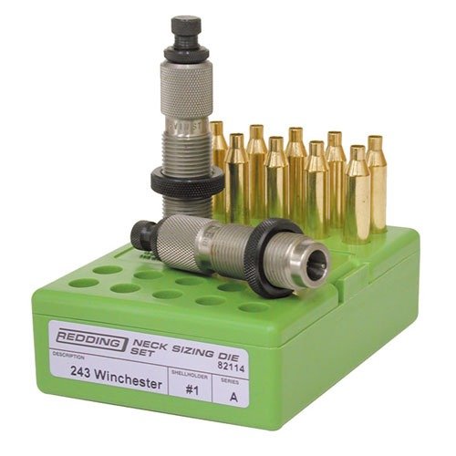 Redding Neck Sizing Die Set 243 Win sisältää kaksi kuulaa, mukaan lukien decapping rod assembly, neck expander button ja seating die, joka takaa tarkan ja luotettavan lataamisen.