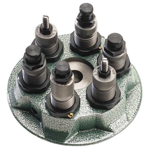 RCBS Turret Press yhdistää yksinkertaisuudessaan laadukkaan rakenteen, mahdollisuuden ladata joko yksivaiheisesti tai progressiivisesti, ja nopeuden 50-200 patruunaa/tunti.