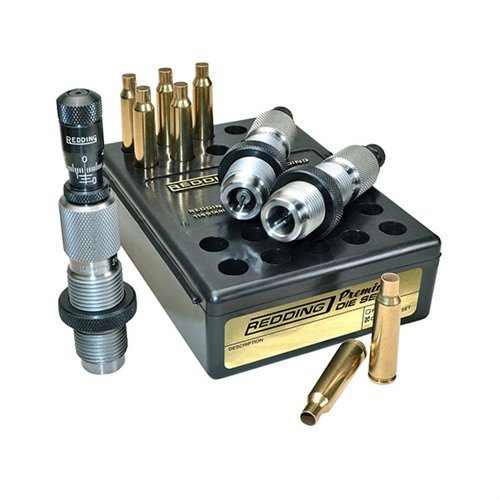 Reddingin PREMIUM DELUXE Die Set 243 Winchester tarjoaa tarkkuutta ja vaivattomuutta, sisältäen Carbide Size -painikkeen ja Bullet Micrometer Seating Die -toiminnon.