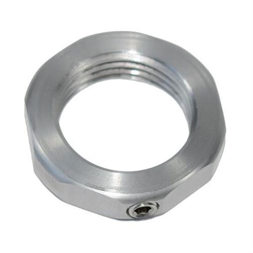 L.E. Wilsonin valmistama ruostumattomasta teräksestä tehty lock nut set screwilla lukitsee latauskuolekkeet paikalleen, mahdollistaen helpon uudelleenasennuksen ilman syvyyden säätöä.
