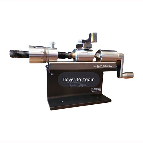 Wilson Case Length Micro Trimmer Kit on erinomainen työkalu, joka trimmaa .17 - .45 kaliiperin patruunoita tarkasti ja kestävästi ruostumattomasta teräksestä.