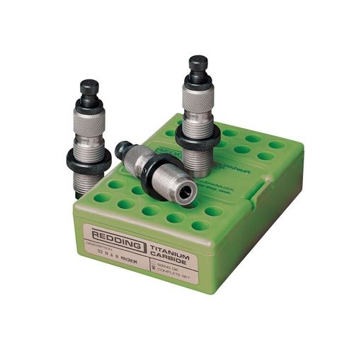 Reddingin Pro Series Carbide 3-die set 32 S&W Long tarjoaa huipputason tarkkuutta, ei vaadi voitelua ja mahdollistaa sujuvan lataamisen progressiivisissa koneissa.