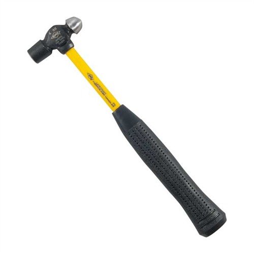 Brownells Ballpeen Hammer yhdistää kestävän hardened steel -pään, vahvan fiberglass shankin ja mukautuvan rubber gripin, tarjoten erinomaisen tasapainon ja tarkkuuden.